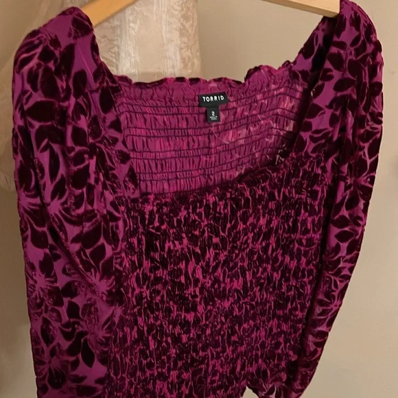 Velvet Burnout Torrid Size 2 Smocked TOP Sheer
Floral Sleeves Purple Wine Crop - Picture 11 of 17